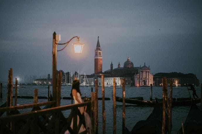 romantic photo session in venice by night
