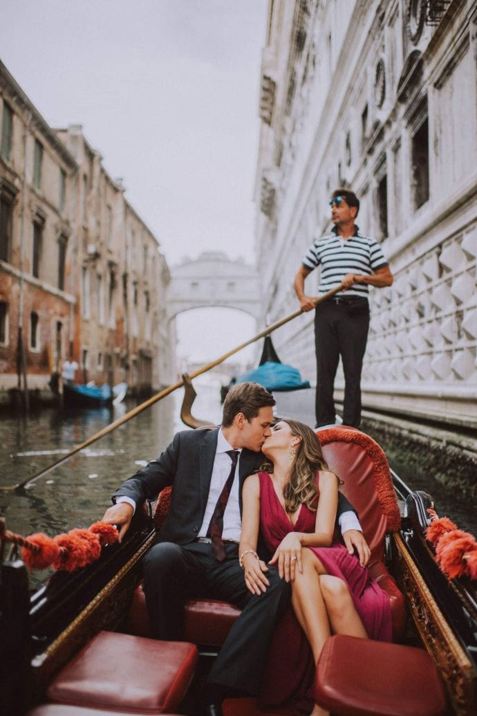 romantic gondola ride venice photographer