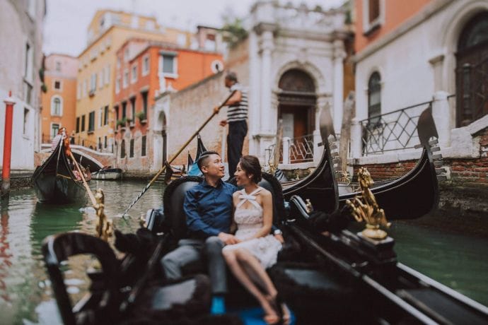 romantic gondola ride venice photographer