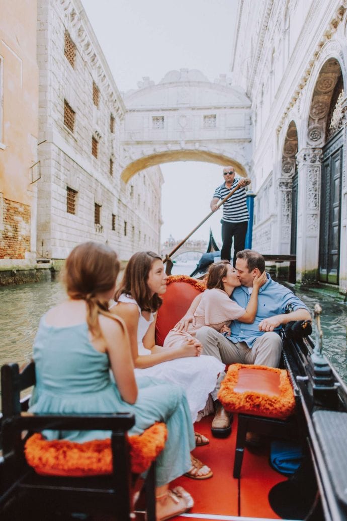 family photographer venice gondola